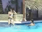 哥斯大黎加公共遊泳池比基尼正妹露奶